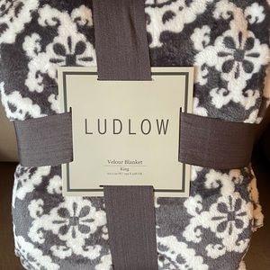 Ludlow Velour Blanket-white and blue, king